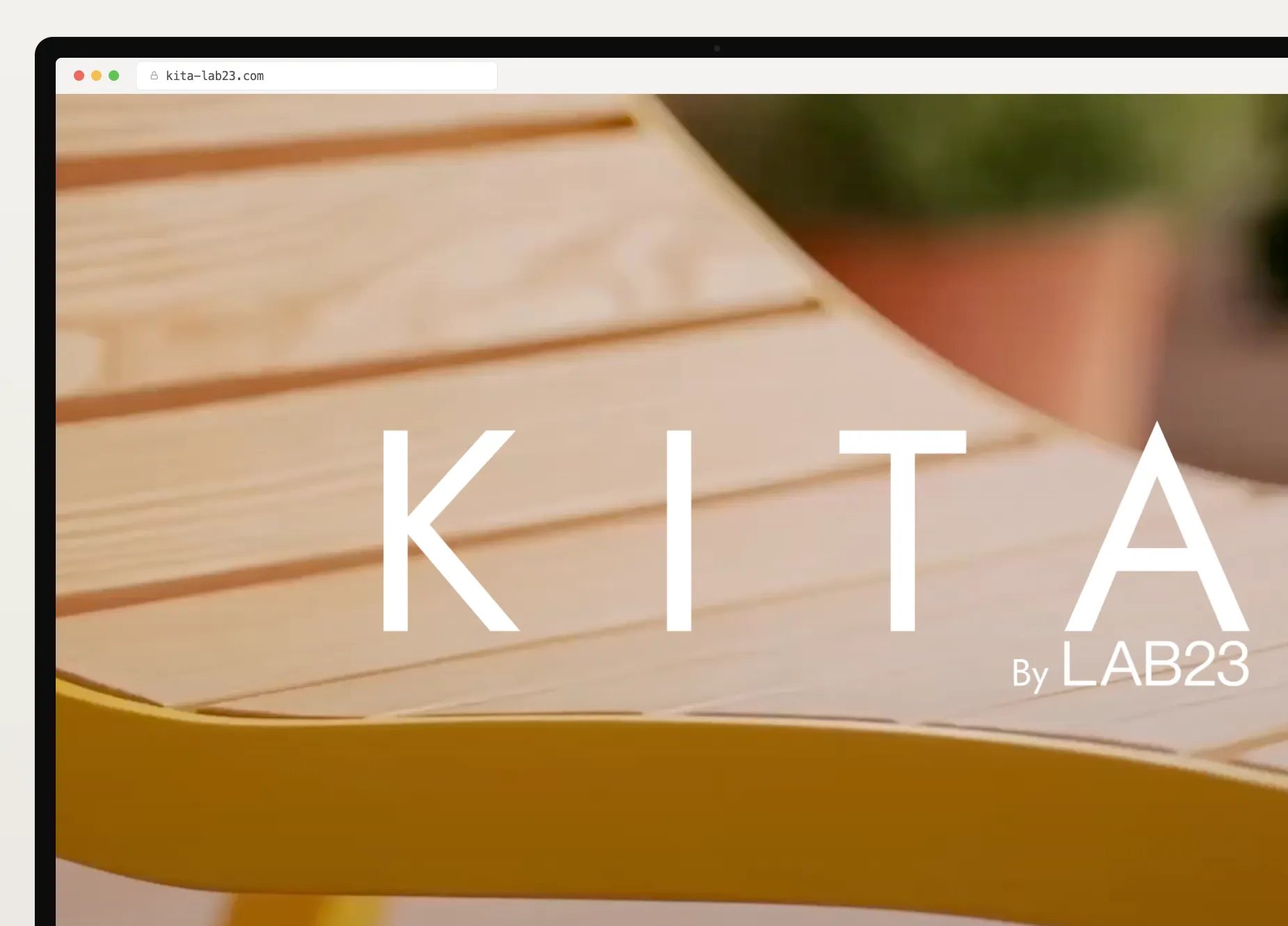 Le site kita-lab23.com affiché dans une fenêtre de navigateur : page d'accueil KITA sur une table en bois et acier jaune